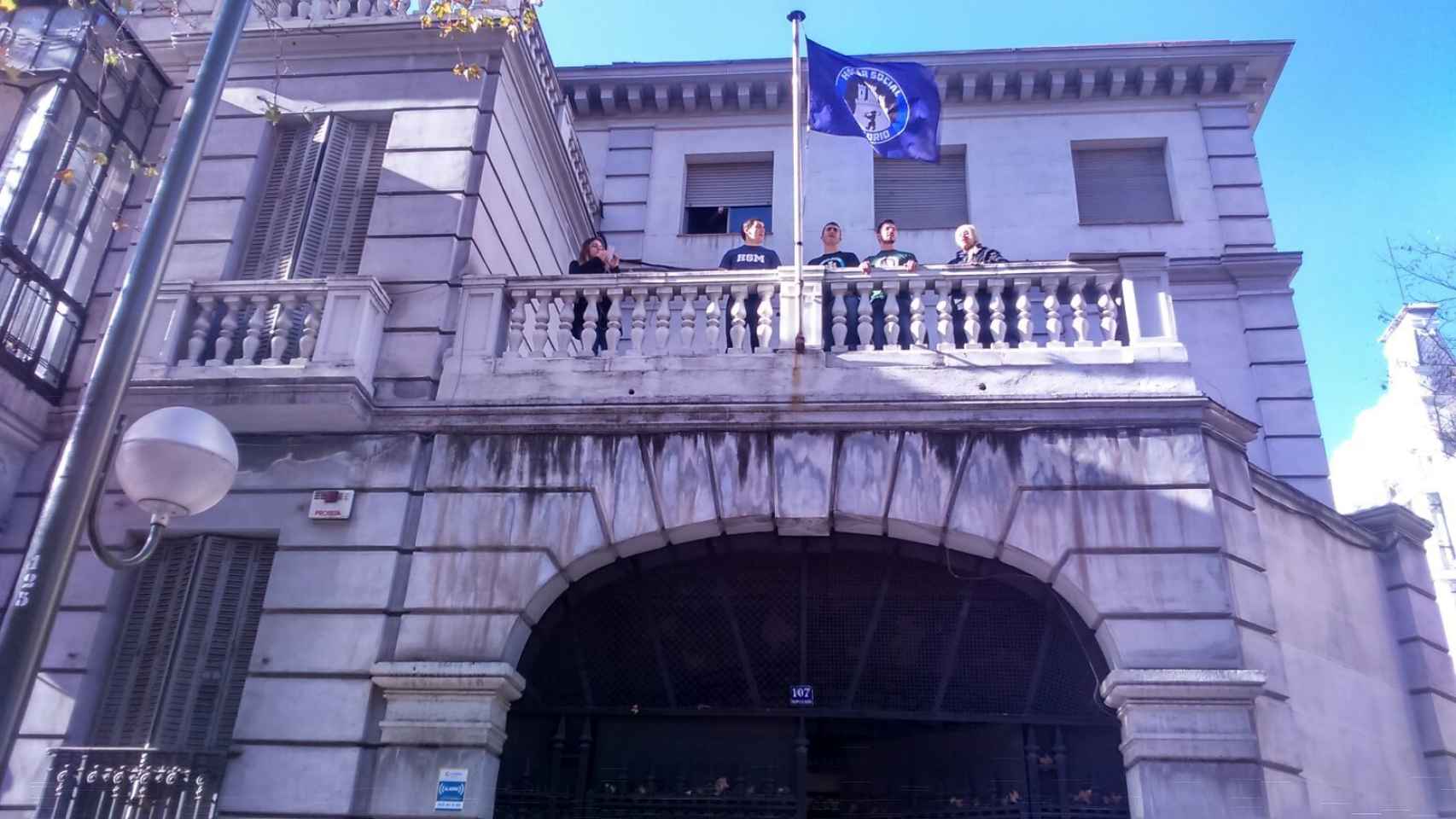 Los okupas de Hogar Social Madrid tras la usurpación del edificio.