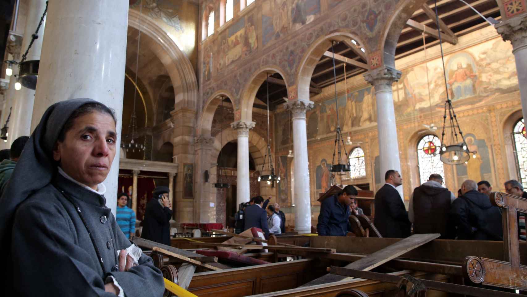Una religiosa contempla los restos de la explosión.