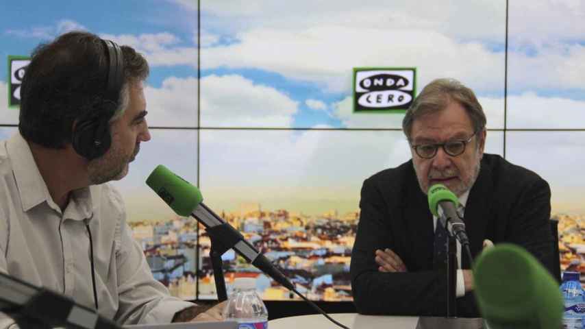 Juan Luis Cebrián, presidente ejecutivo de Prisa, durante una entrevista con Carlos Alsina en Onda Cero.