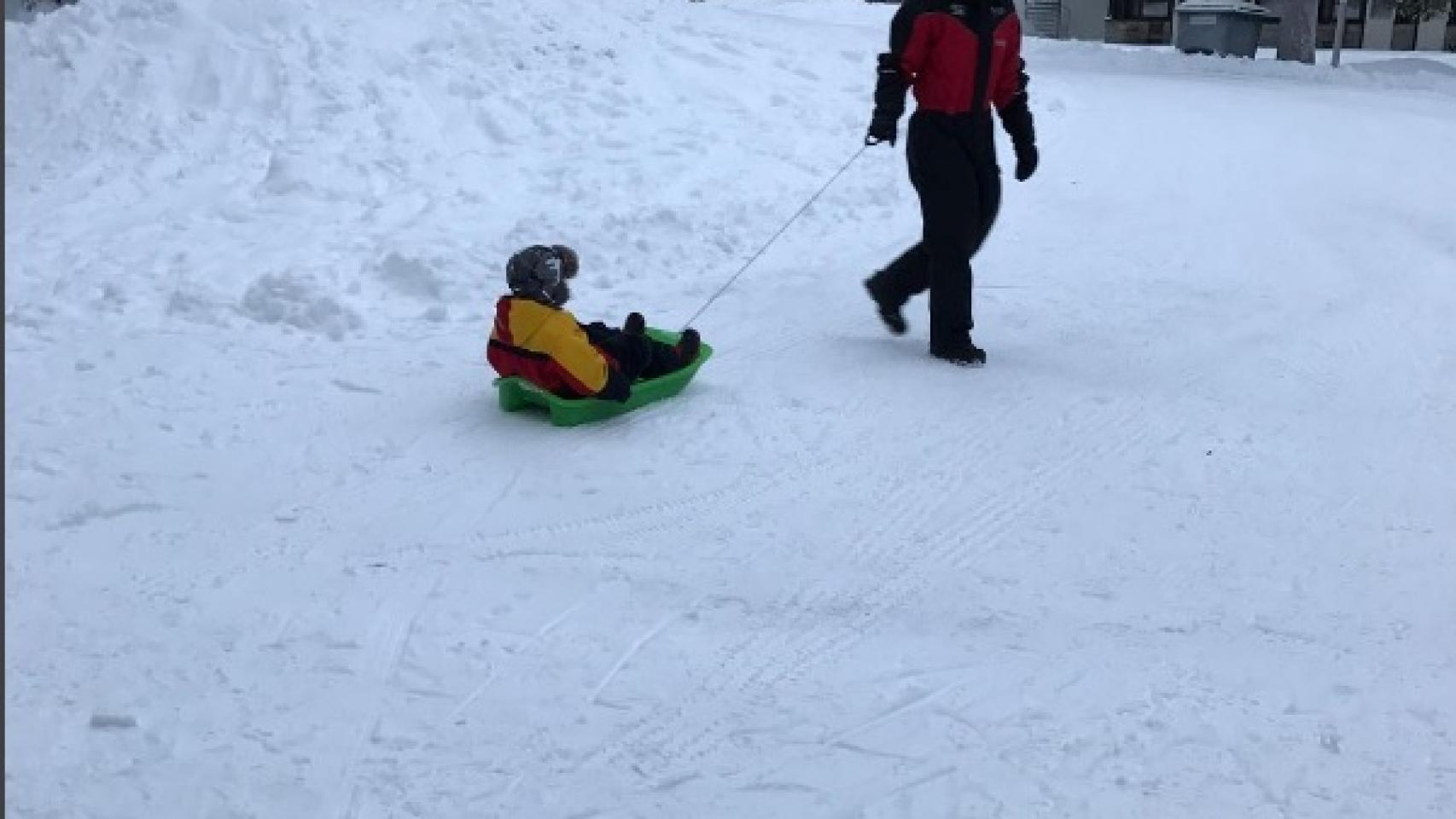La modelo con su hijo en la nieve.