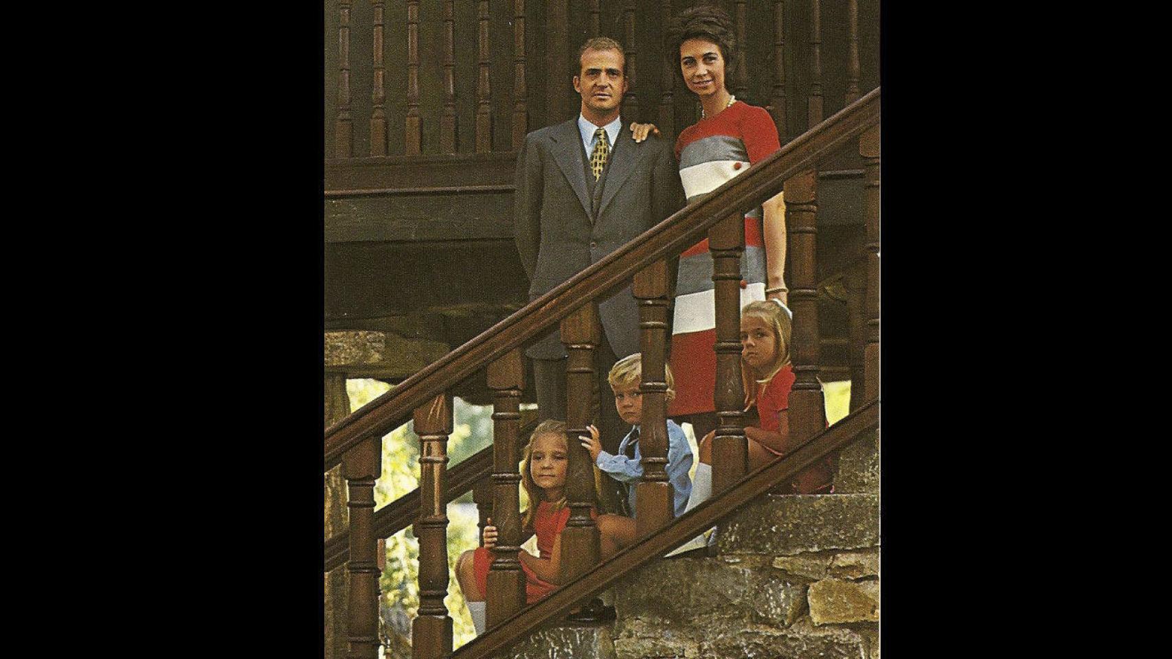 Don Juan Carlos, Doña Sofía, y la infanta Elena (9 años), el príncipe Felipe (5) y la infanta Cristina (7)