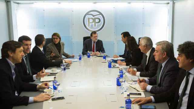 Mariano Rajoy con la cúpula del PP en una reunión en Génova
