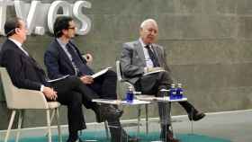 El exministro de Asuntos Exteriores José Manuel García-Margallo (d) durante el debate Europa y el porvenir. Cómo preservar y fortalecer el modelo europeo de bienestar.