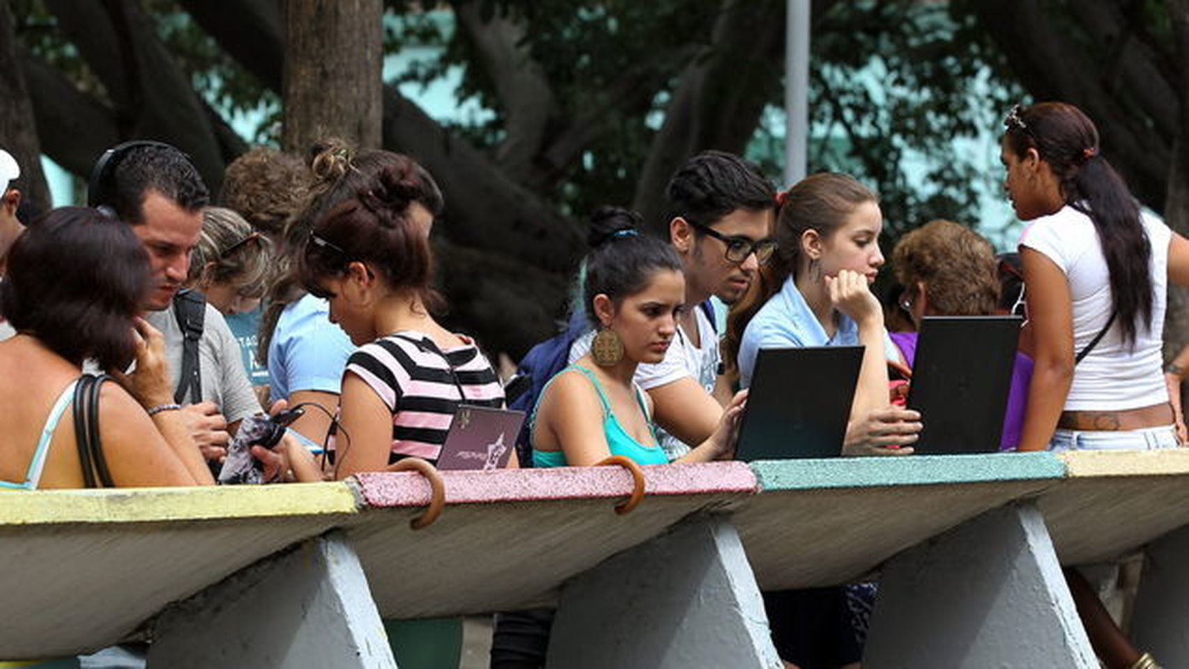 En los puntos wifi de La Habana, se concentran decenas de personas