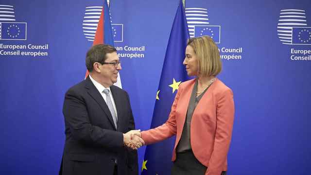 El ministro cubano, Bruno Rodríguez, saluda a la jefa de la diplomacia de la UE, Federica Mogherini