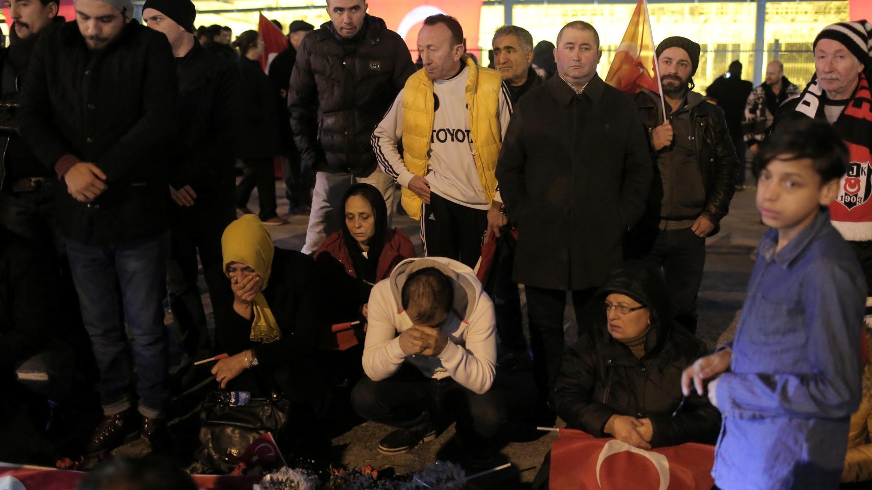 Vecinos de Estambul lamentan la muerte de 38 personas en el atentado.