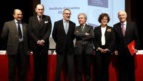 El director del Instituto Cervantes, Víctor García de la Concha, junto a los exdirectores Nicolás Sánchez Albornoz, Marqués de Tamarón, Fernando R. Lafuente, César Antonio de Molina y Carmen Cafarell.