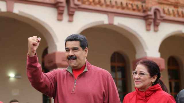 Nicolás Maduro junto a su mujer, Cilia Flores, saludando a sus seguidores.