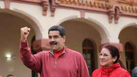 Nicolás Maduro junto a su mujer, Cilia Flores, saludando a sus seguidores.
