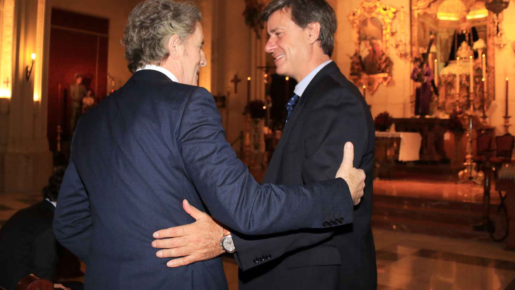 Cayetano y Alfonso Díez saludándose en el segundo aniversario de la muerte de la Duquesa de Alba.