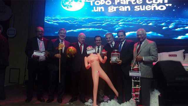 El ministro de Economía de Chile, en el centro con su muñeca hinchable, junto a otros 'galardonados'