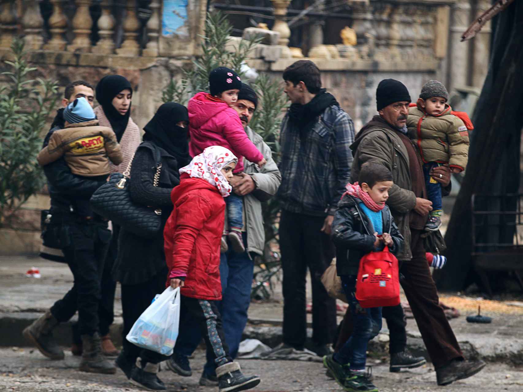 Ciudadanos de la zona rebelde de Alepo huyen hacia las zonas aún bajo control opositor.