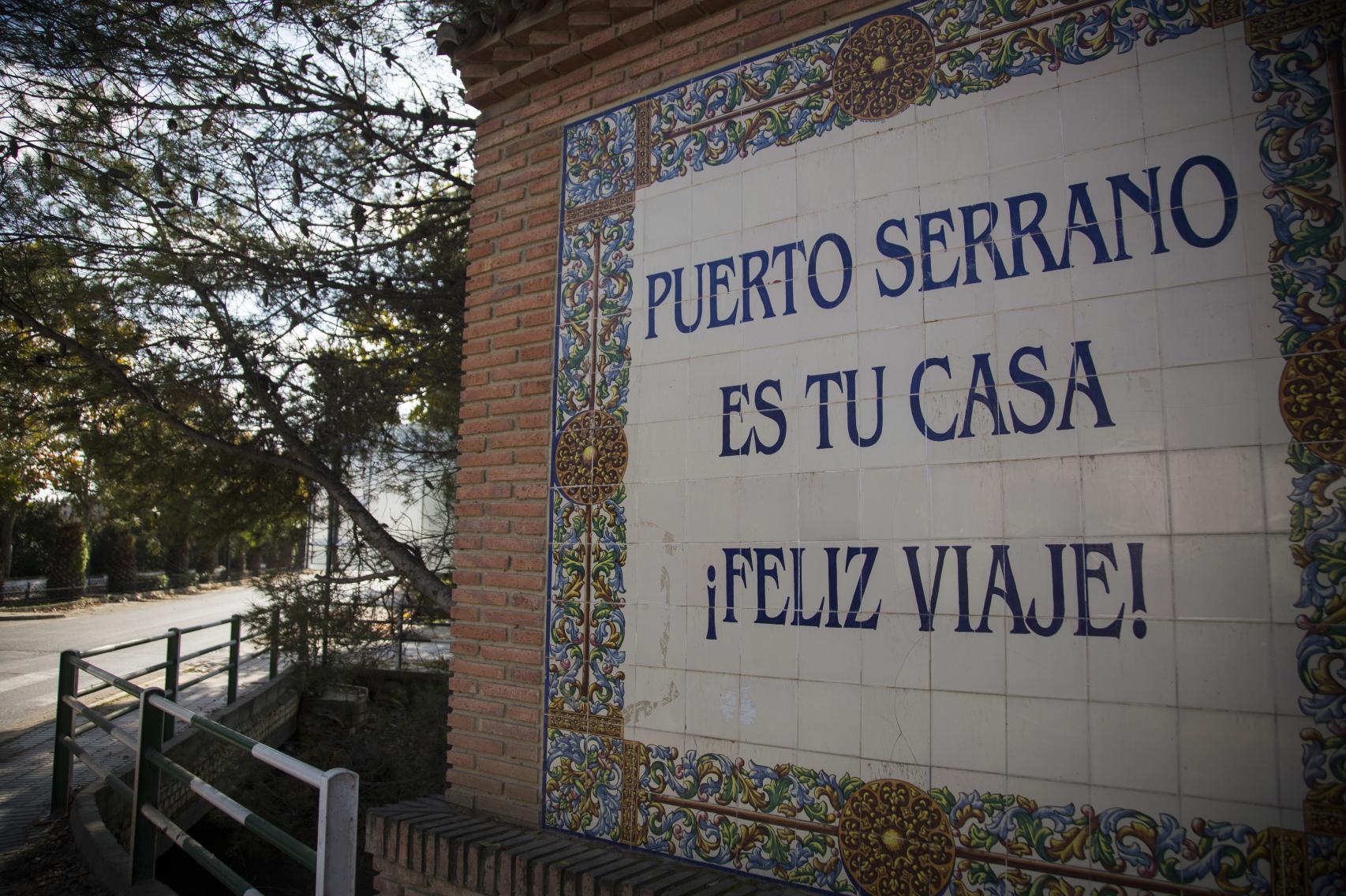 Un letrero despide al visitante al abandonar Puerto Serrano.