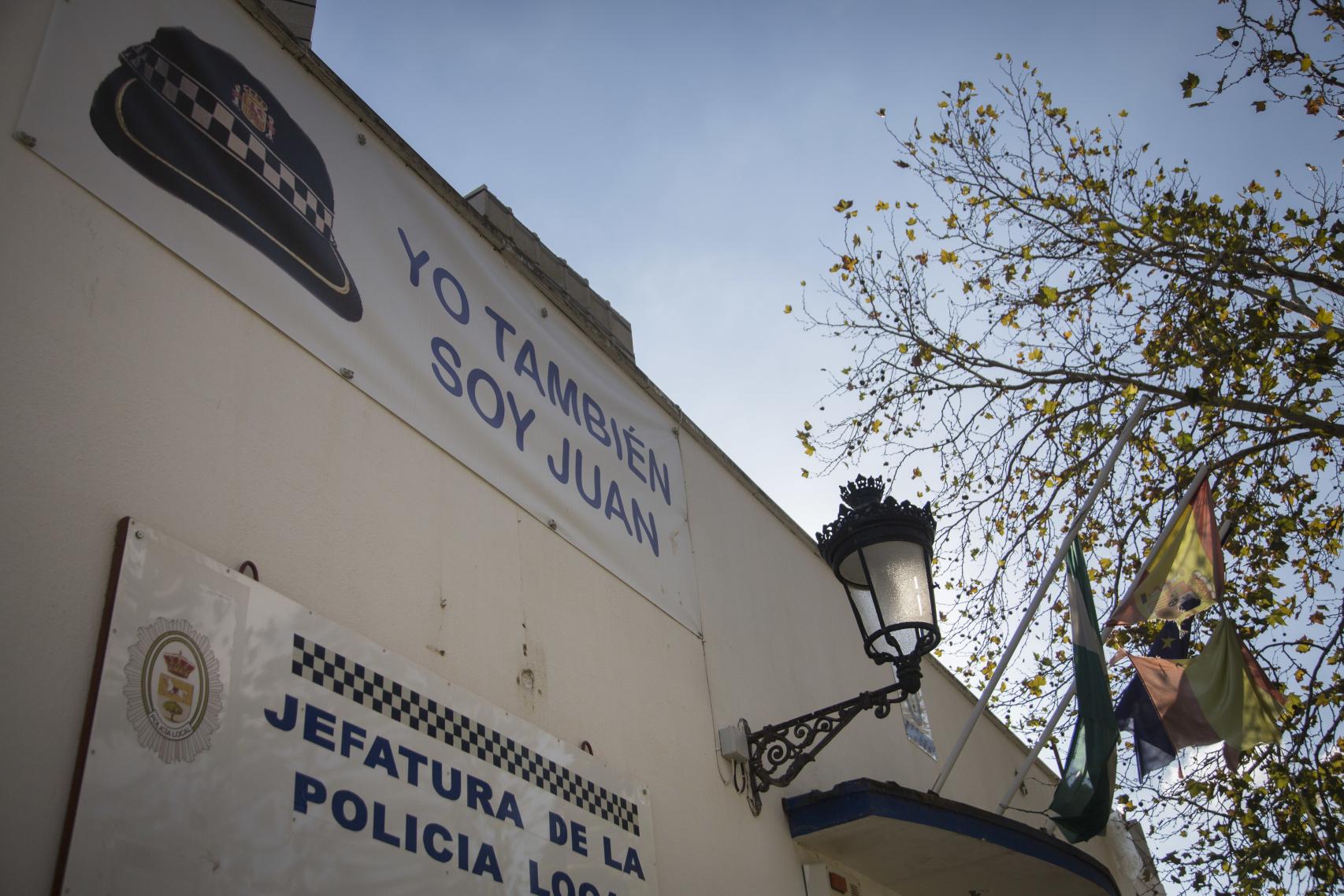 Yo también soy Juan, se puede leer en la fachada de la jefatura de Puerto Serrano.