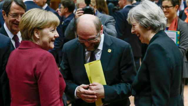 May conversa con Merkel y Schulz durante la cumbre de la UE