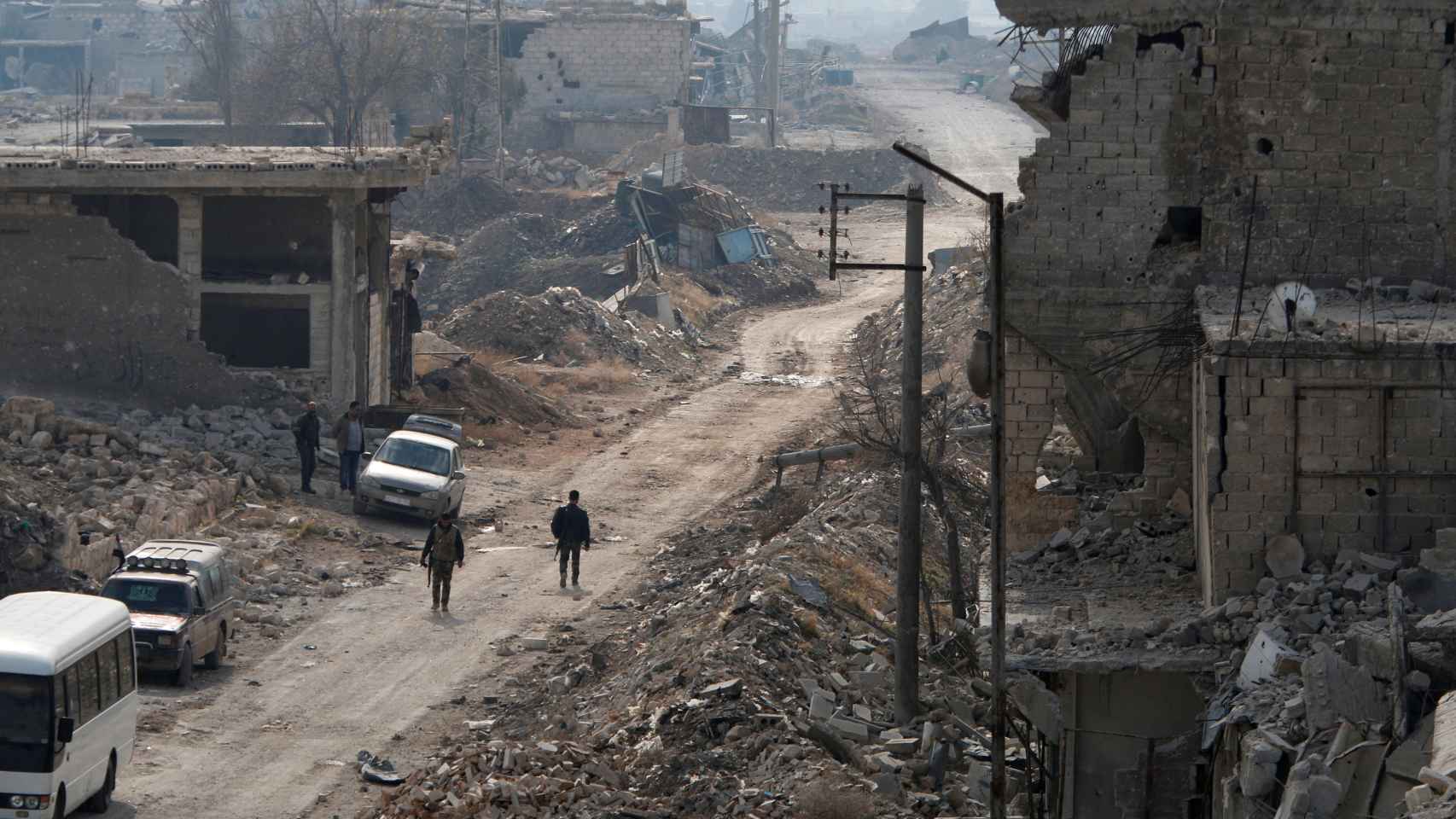 Fuerzas leales a Damasco patrullan las ruinas del distrito de Sheikh Saeed.