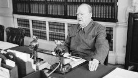 Churchill, durante uno de sus discursos radiofónicos.
