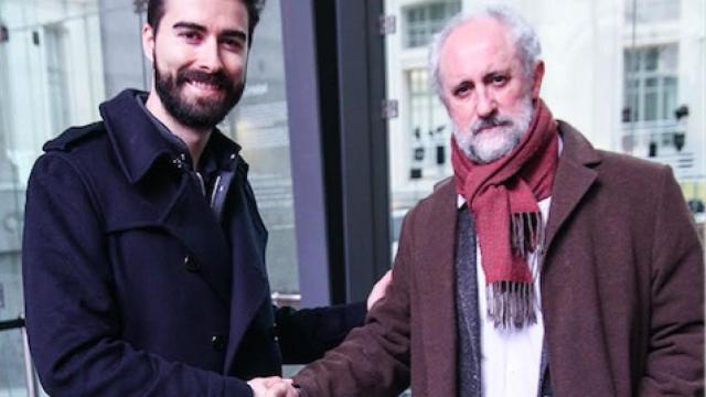 La foto de la discordia entre Carles Lloret, directivo de Uber, y Luis Cueto, Coordinador General de la Alcaldía de Madrid.