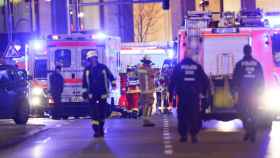 Los equipos de emergencia recorren el lugar del incidente en Berlín.