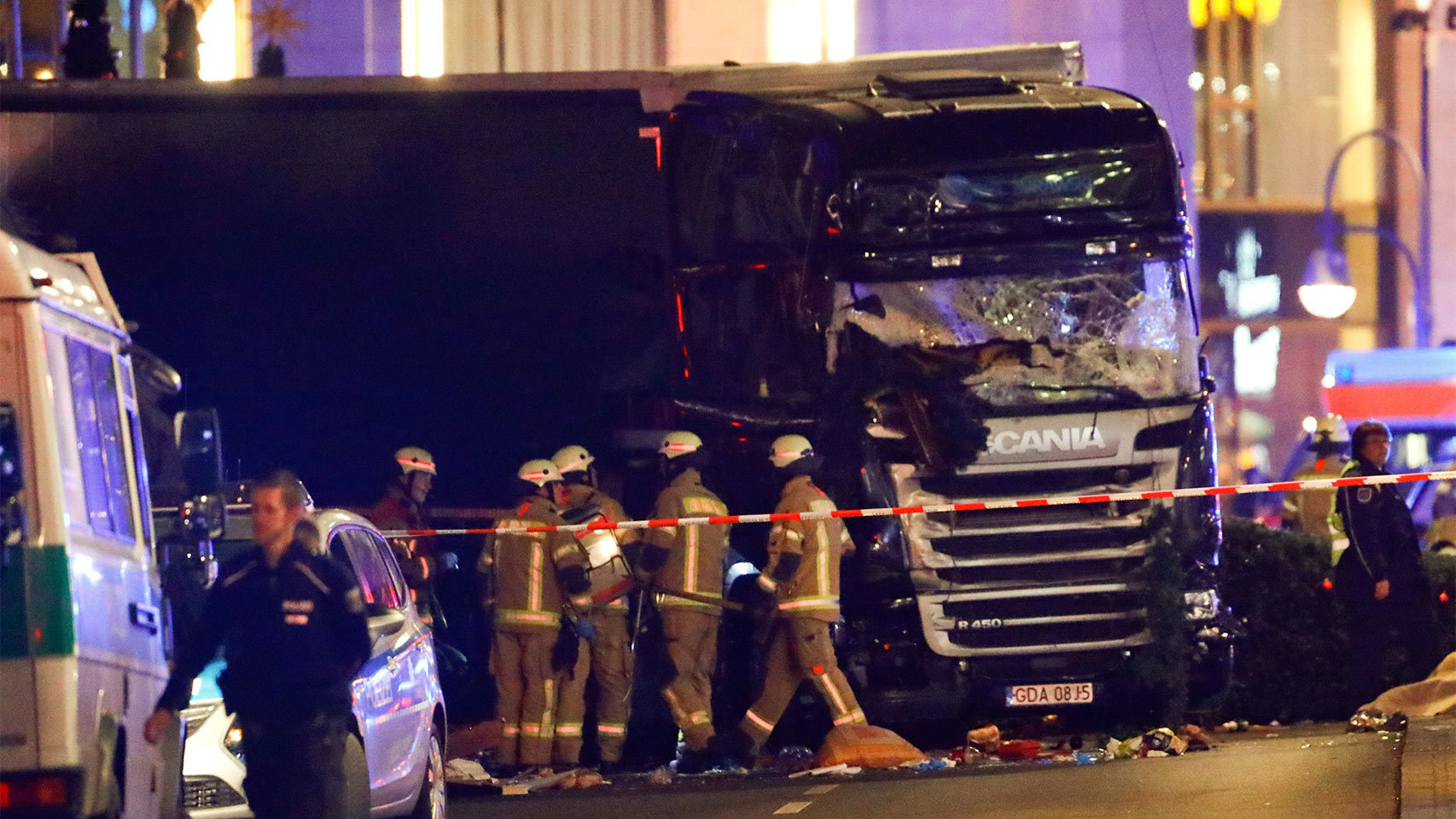 El camión tras arrasar a las víctimas en un mercado de Berlín.