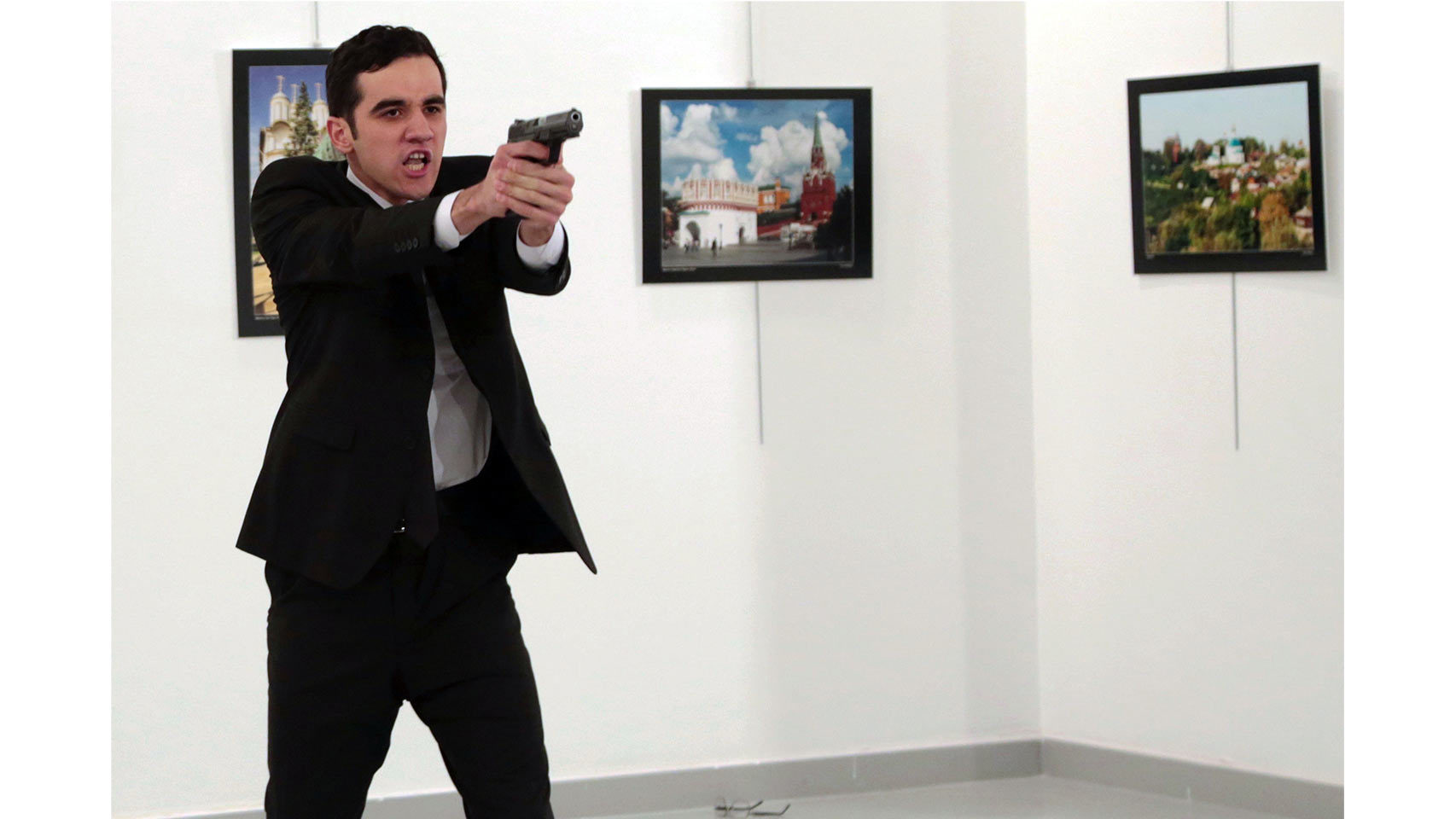 El asesino apunta al público tras disparar al embajador ruso./ Burhan Ozbilici / AP GTRES