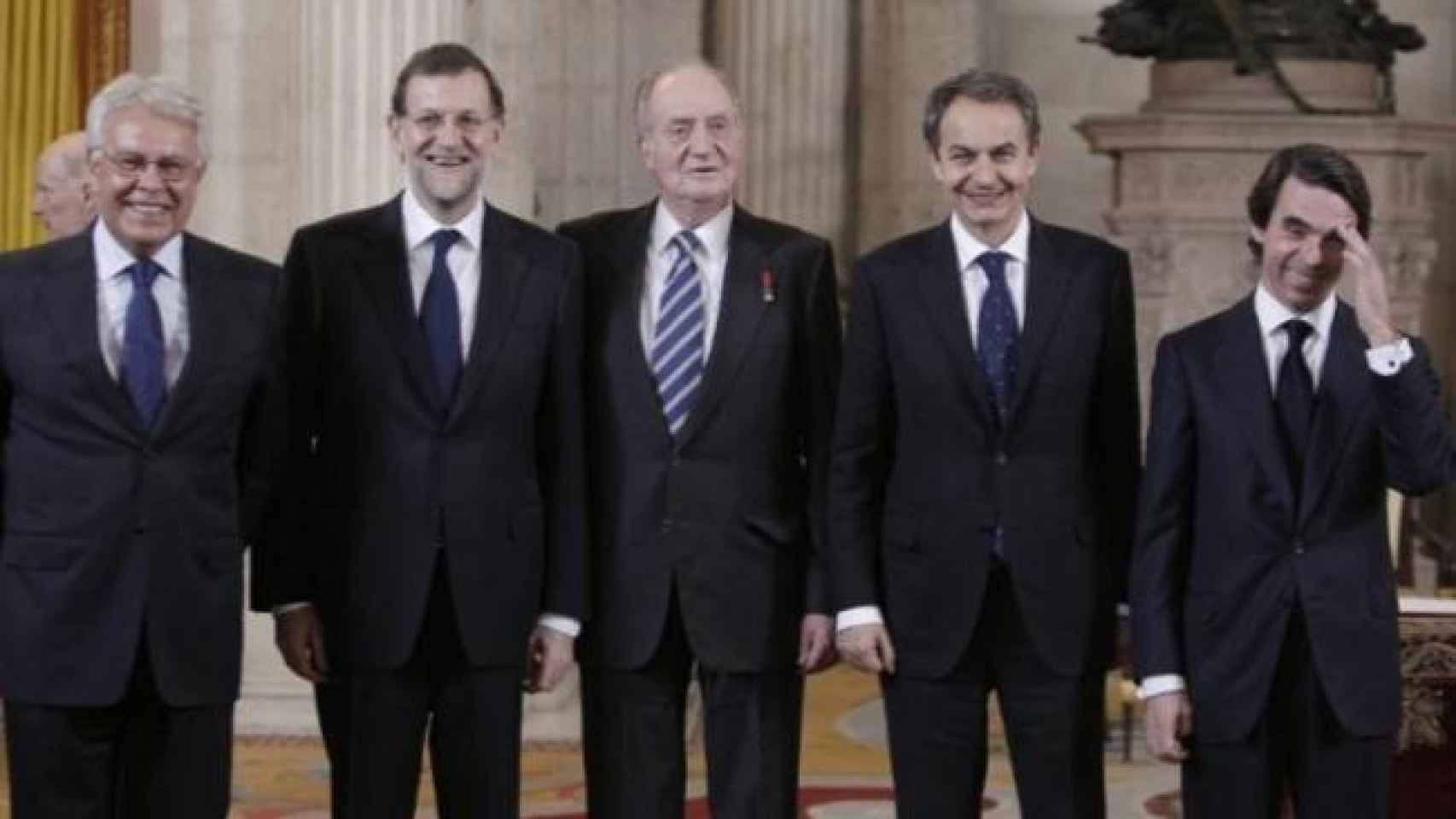 De izquierda a derecha, Felipe González, Mariano Rajoy, Juan Carlos I, José Luis Rodríguez Zapatero y José María Aznar.