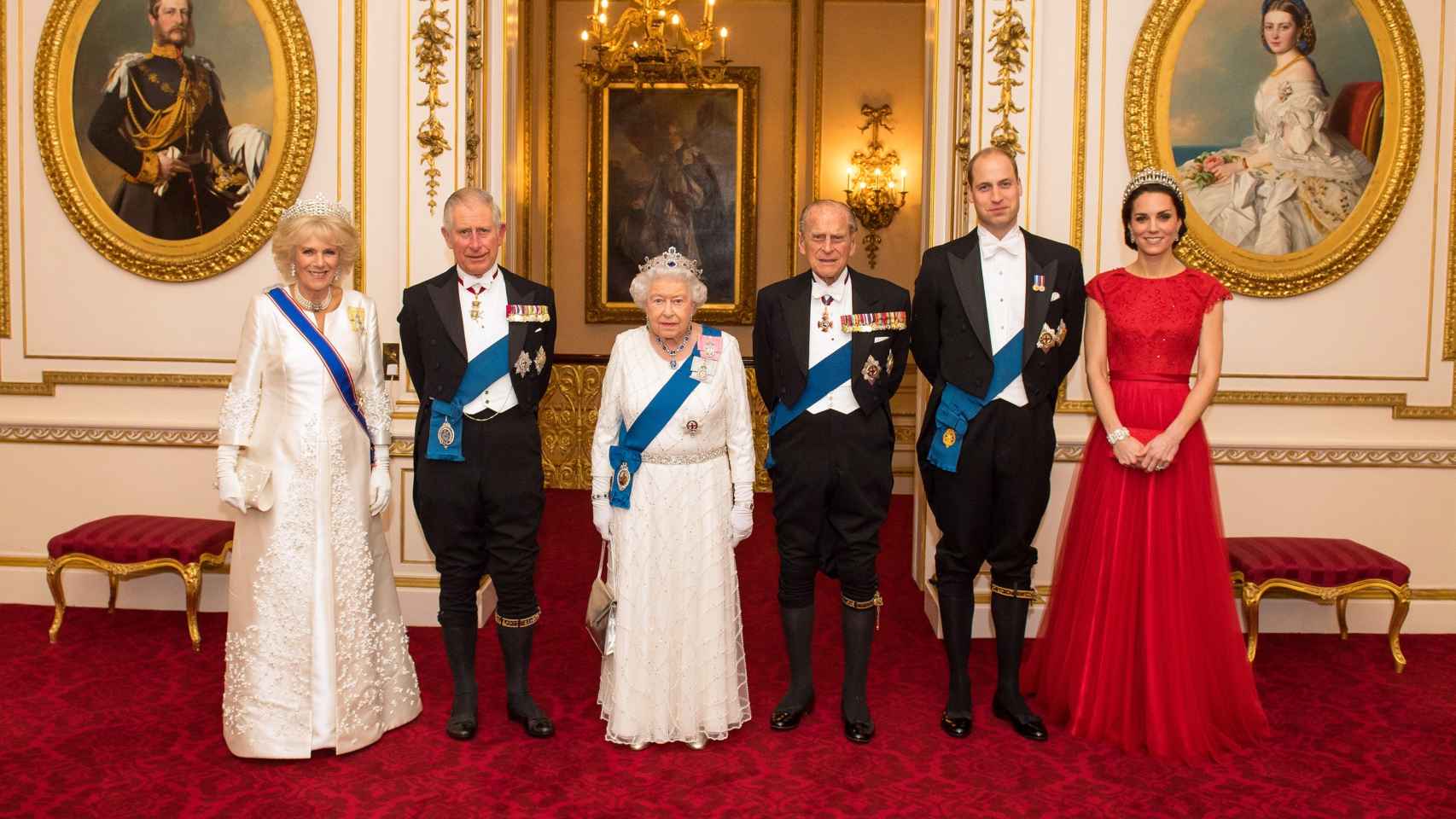 De izquierda a derecha. Camila Parker Bowles junto a su esposo el príncipe Carlos de Gales, la reina Isabel II junto a su marido Felipe de Edimburgo y los duques de Cambridge Guillermo de Gales y su esposa Kate Middleton, en una recepción en palacio hace una semana.