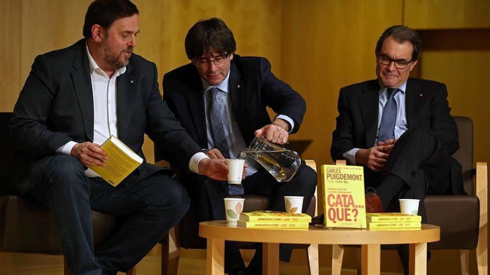 Artur Mas (d) en una imagen de archivo junto a Oriol Junqueras (d) y Carles Puigdemont (c).