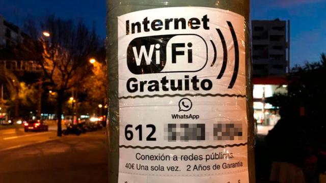 Cartel en el que el 'hacker' anuncia wifi gratuito colgado en una farola del paseo de la Zona Franca de Barcelona.