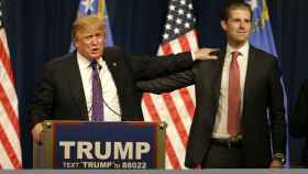 Donald Trump junto a su hijo Eric cuando se proclamó presidente electo de Estados Unidos.