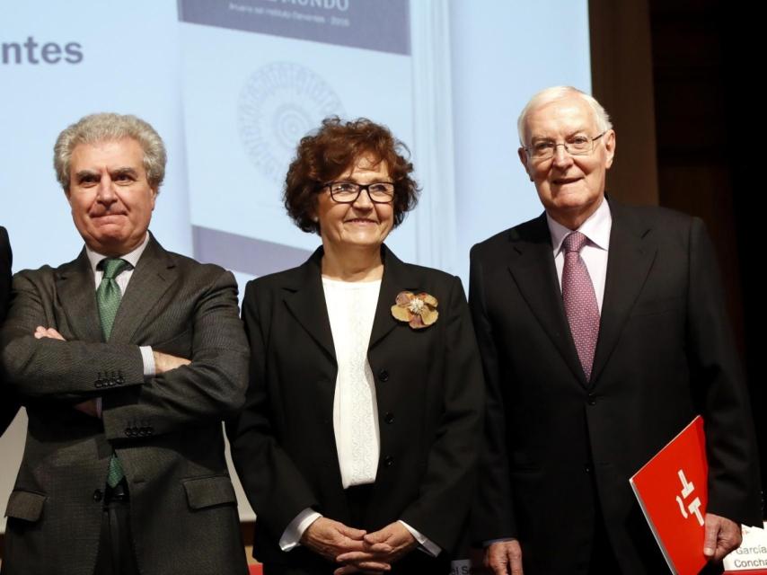 Víctor García de la Concha junto a los exdirectores Carmen Caffarel y César Antonio Molina.