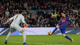 Messi dispara a portería.