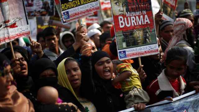 Refugiados musulmanes rohingya de la India se manifiestan por la situación en Myanmar.