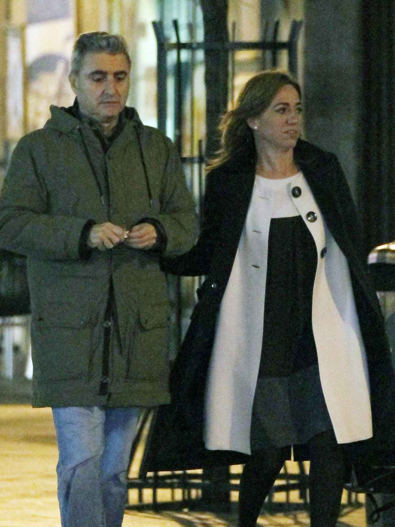 Carme Chacón y Miguel Barroso por las calles de Madrid cuando eran pareja.