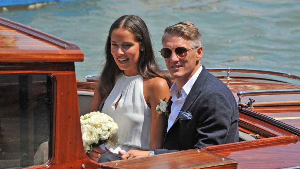 Ana Ivanovic y Bastian en su boda veneciana surcando los canales de la ciudad.