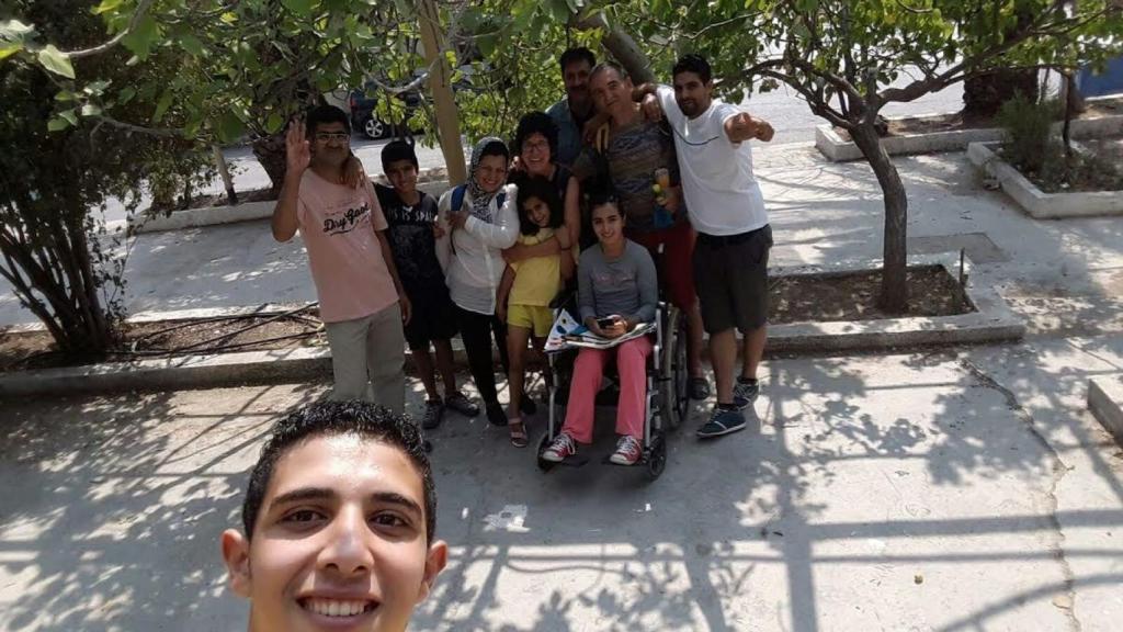 Sahar posa con toda su familia y Gemma para guardar un recuerdo de su encuentro en Grecia.