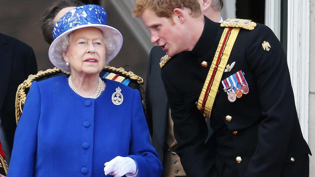 La reina de Inglaterra con su nieto Harry
