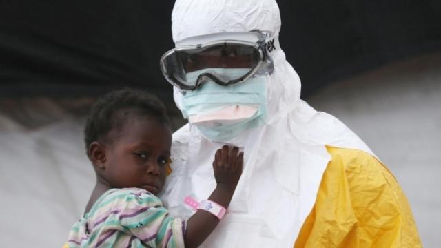 Un sanitario protegido en la zona del brote de ébola.