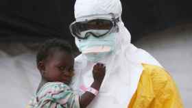 Un sanitario protegido en la zona del brote de ébola.