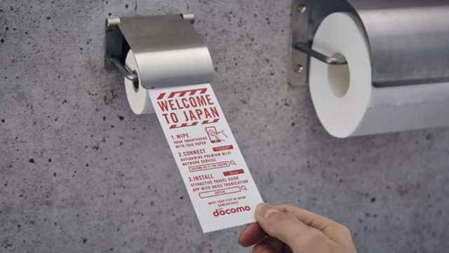 La operadora de telefonía japonesa NTT Docomo ha instalado estos rollos de papel en los baños de un aeropuerto.