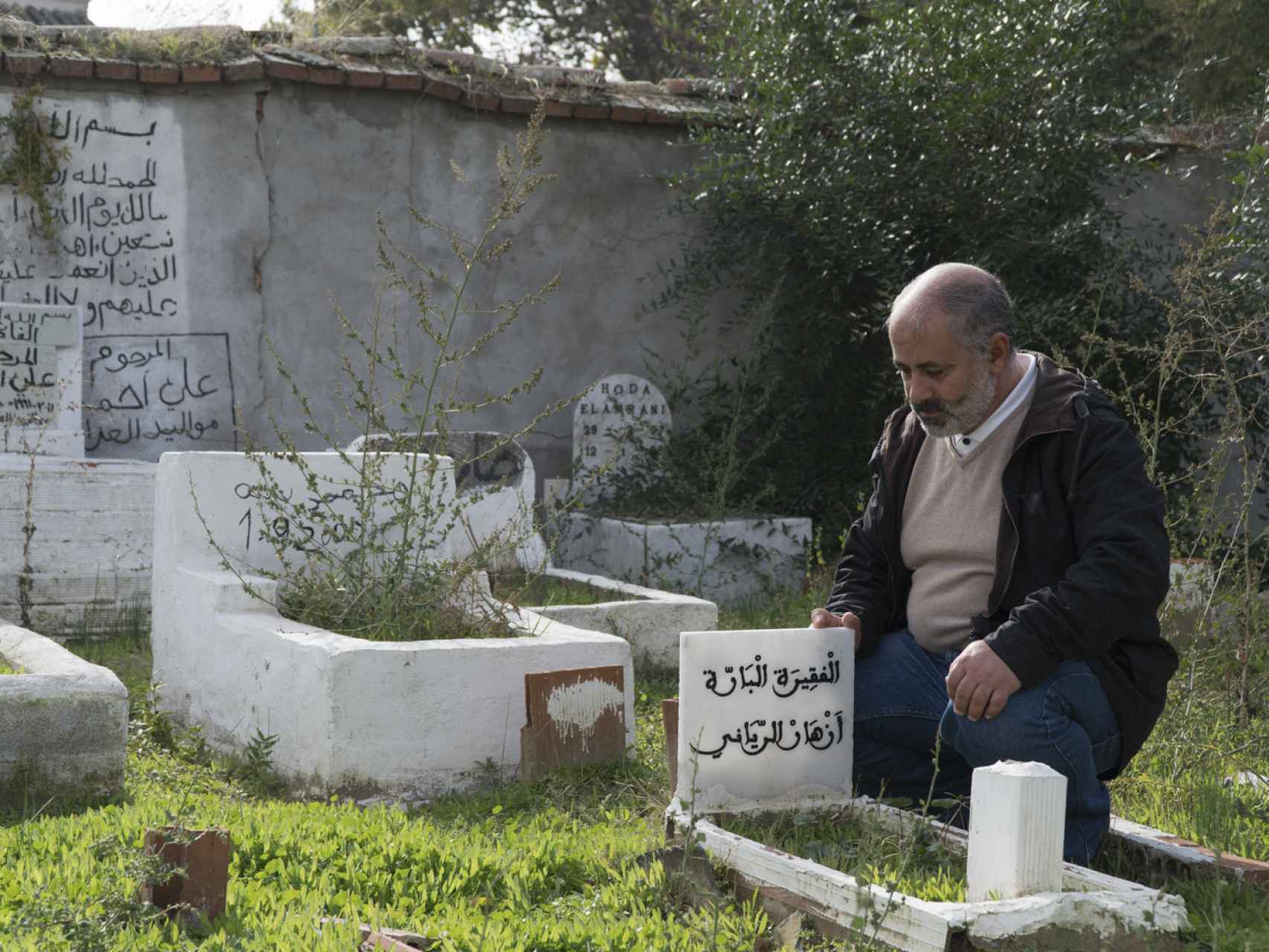 Mohamed Riani, imán y enterrador en el cementerio de Griñón (Madrid), junto a la tumba de su hija.