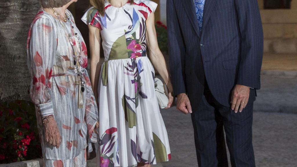 Letizia con su marido y su suegra en La Almudaina, este verano.