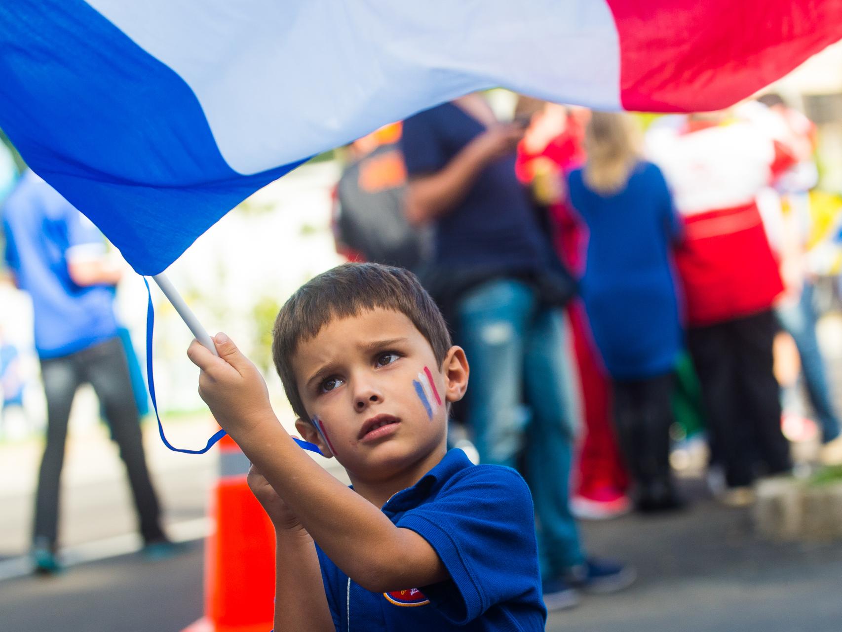 Aficionados llegan antes del partido entre Francia y Honduras del Mundial 2014.