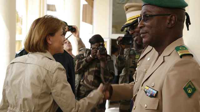 Cospedal saluda a las autoridades malienses a su llegada al aeropuerto de Bamako.