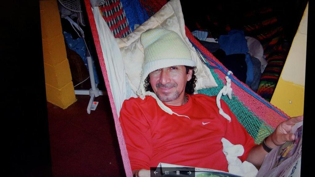 En su casa de San Salvador, Mágico González se pasa el día viendo la televisión y comiendo polos de hielo tumbado en su hamaca.