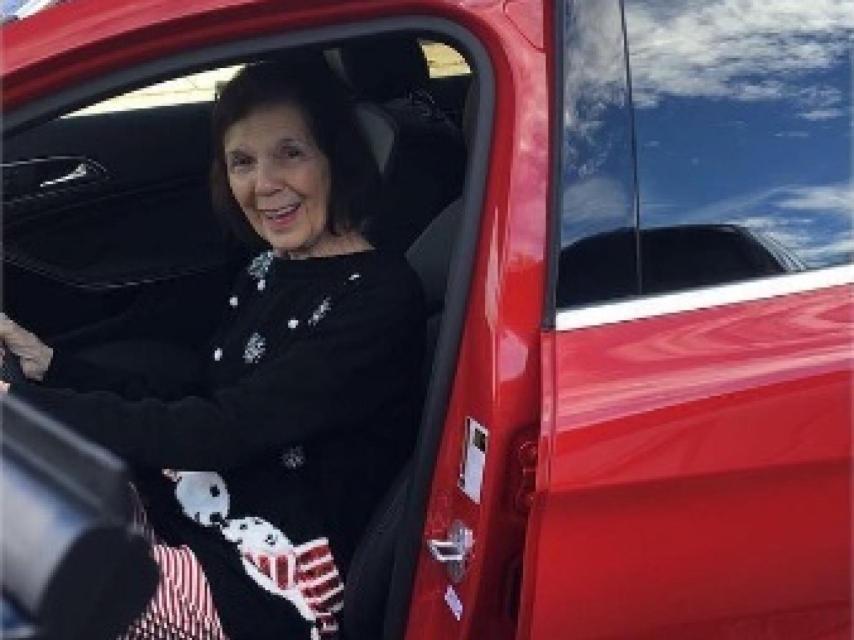 Mari Jo encantada con su coche nuevo de 35 mil dólares.