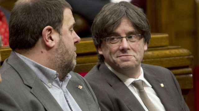 Puigdemont y Junqueras en el Parlamento catalán.