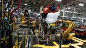 Robots en una factoría de vehículos.