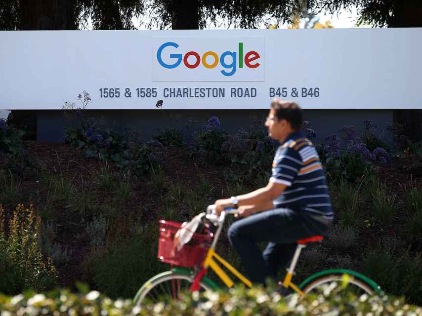 Un empleado se dirige a las oficinas de Google