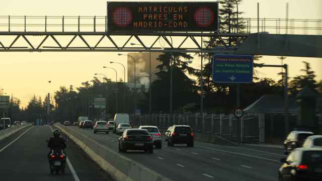 Un panel luminoso anunciando las restricción en el tráficio en la A-6 a la altura de Moncloa.